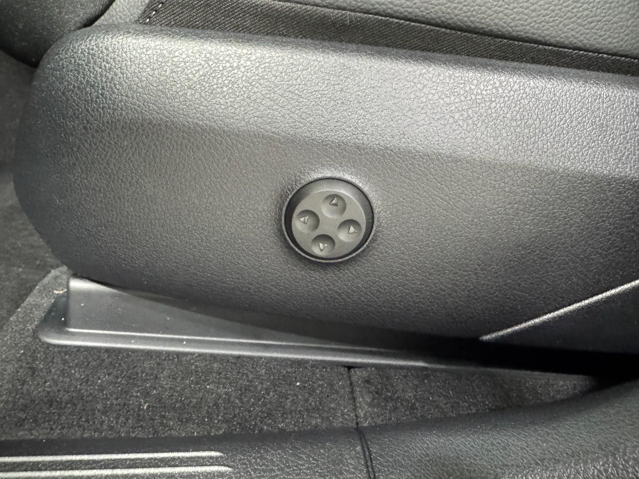 Mercedes-Benz GLC Vehicle Full-screen Gallery Image 28