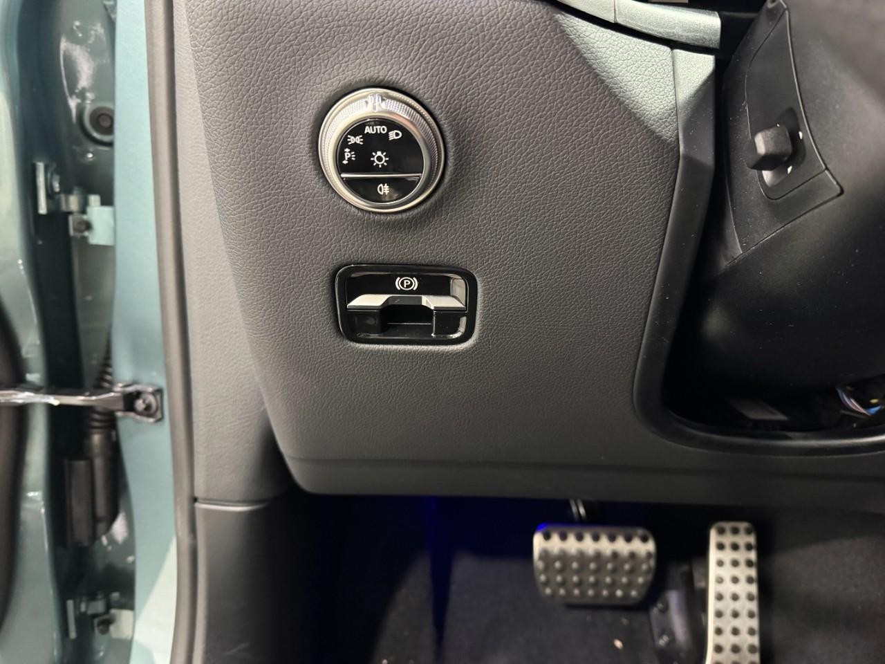 Mercedes-Benz GLC Vehicle Full-screen Gallery Image 29