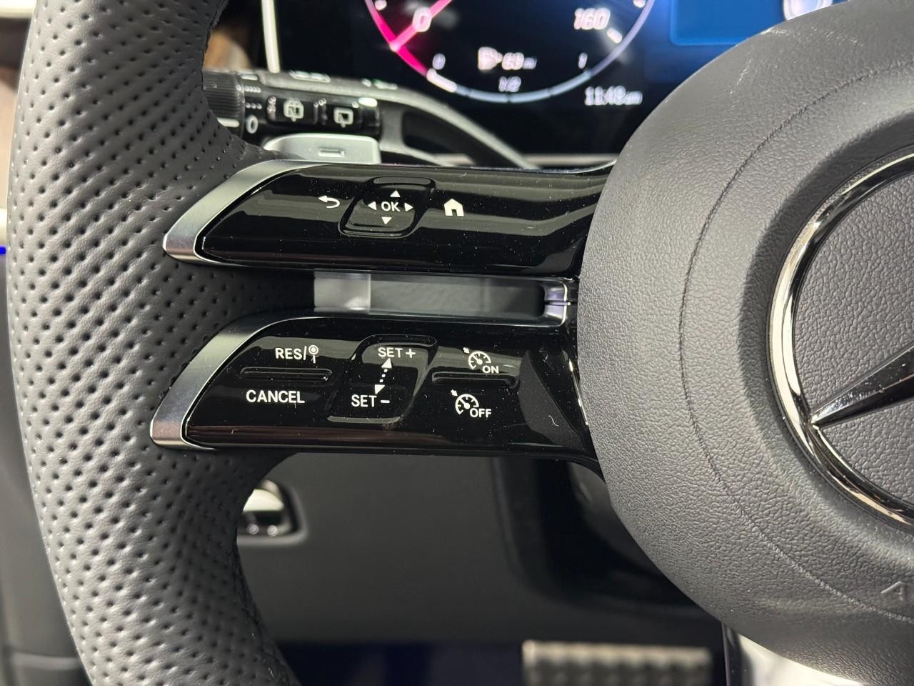 Mercedes-Benz GLC Vehicle Full-screen Gallery Image 30