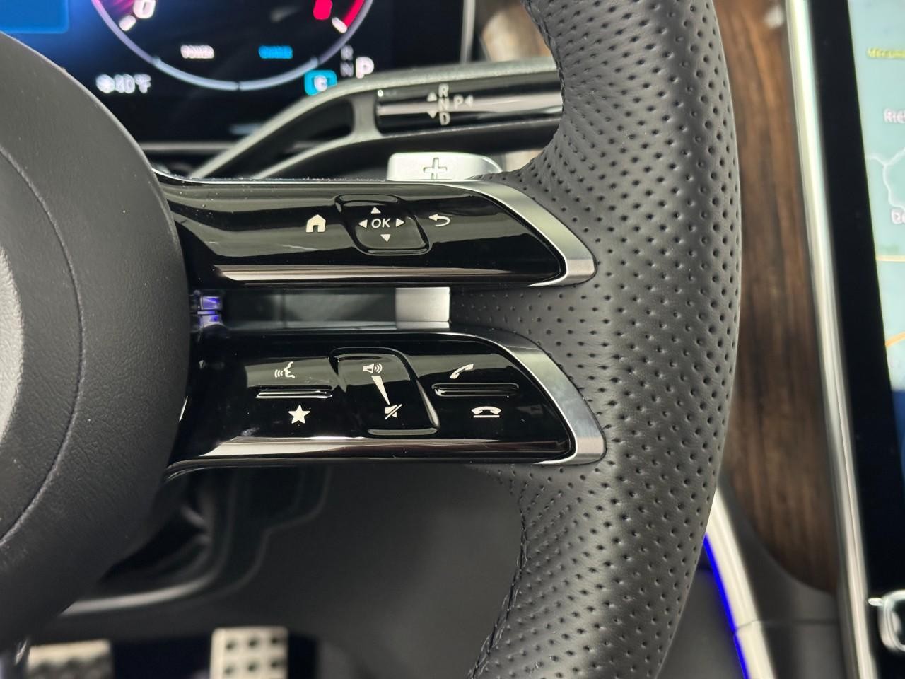 Mercedes-Benz GLC Vehicle Full-screen Gallery Image 31