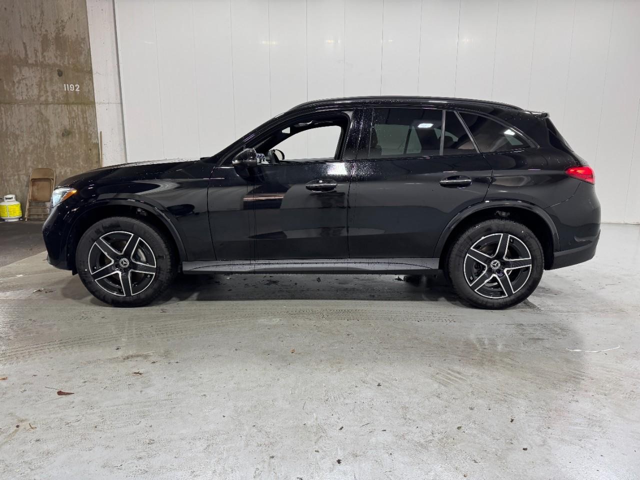 Mercedes-Benz GLC Vehicle Full-screen Gallery Image 2