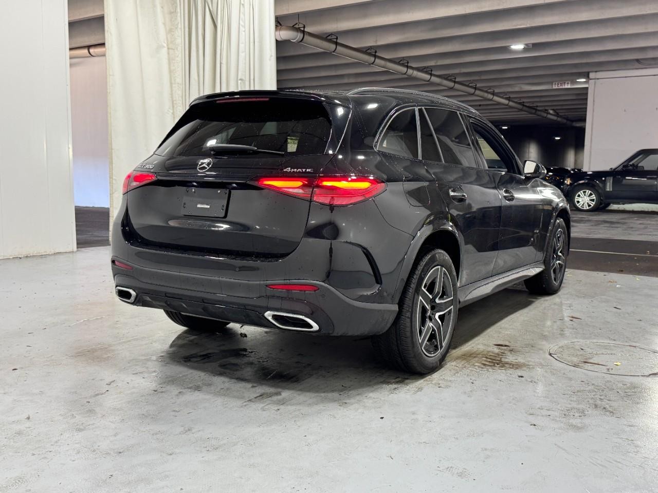 Mercedes-Benz GLC Vehicle Full-screen Gallery Image 4