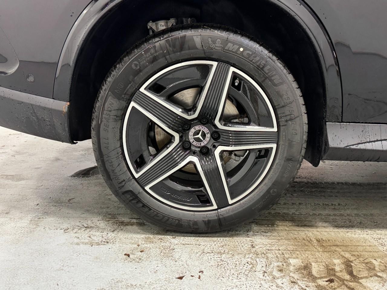 Mercedes-Benz GLC Vehicle Full-screen Gallery Image 5