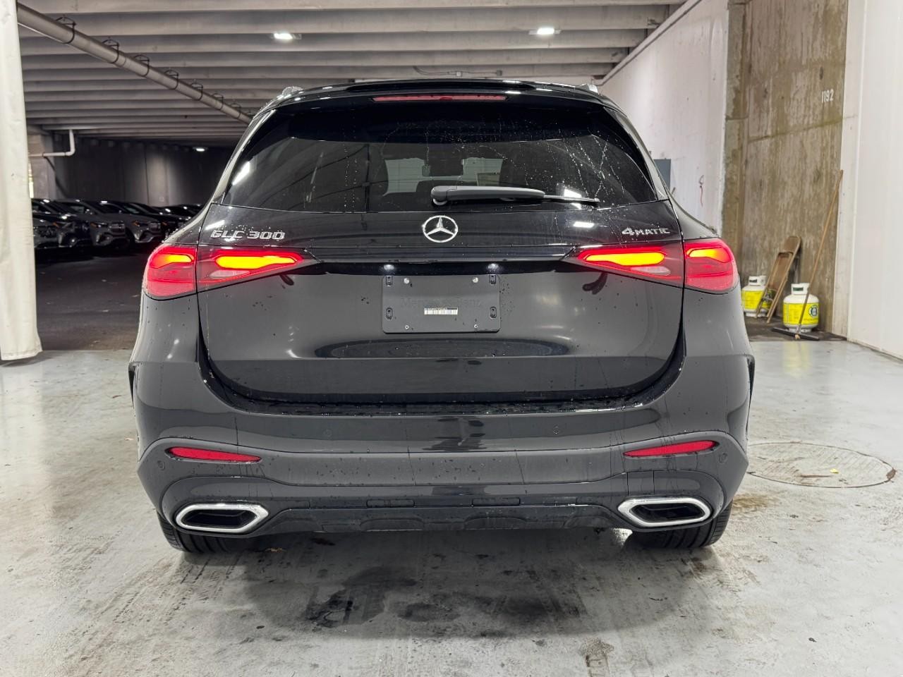 Mercedes-Benz GLC Vehicle Full-screen Gallery Image 9