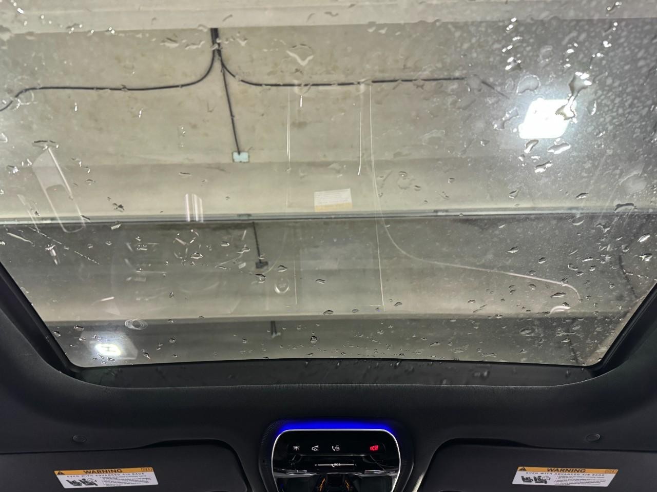 Mercedes-Benz GLC Vehicle Full-screen Gallery Image 11