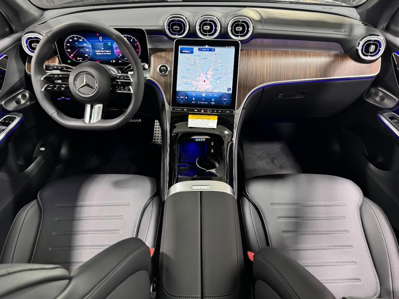 Mercedes-Benz GLC Vehicle Full-screen Gallery Image 12