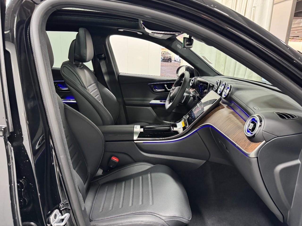 Mercedes-Benz GLC Vehicle Full-screen Gallery Image 16