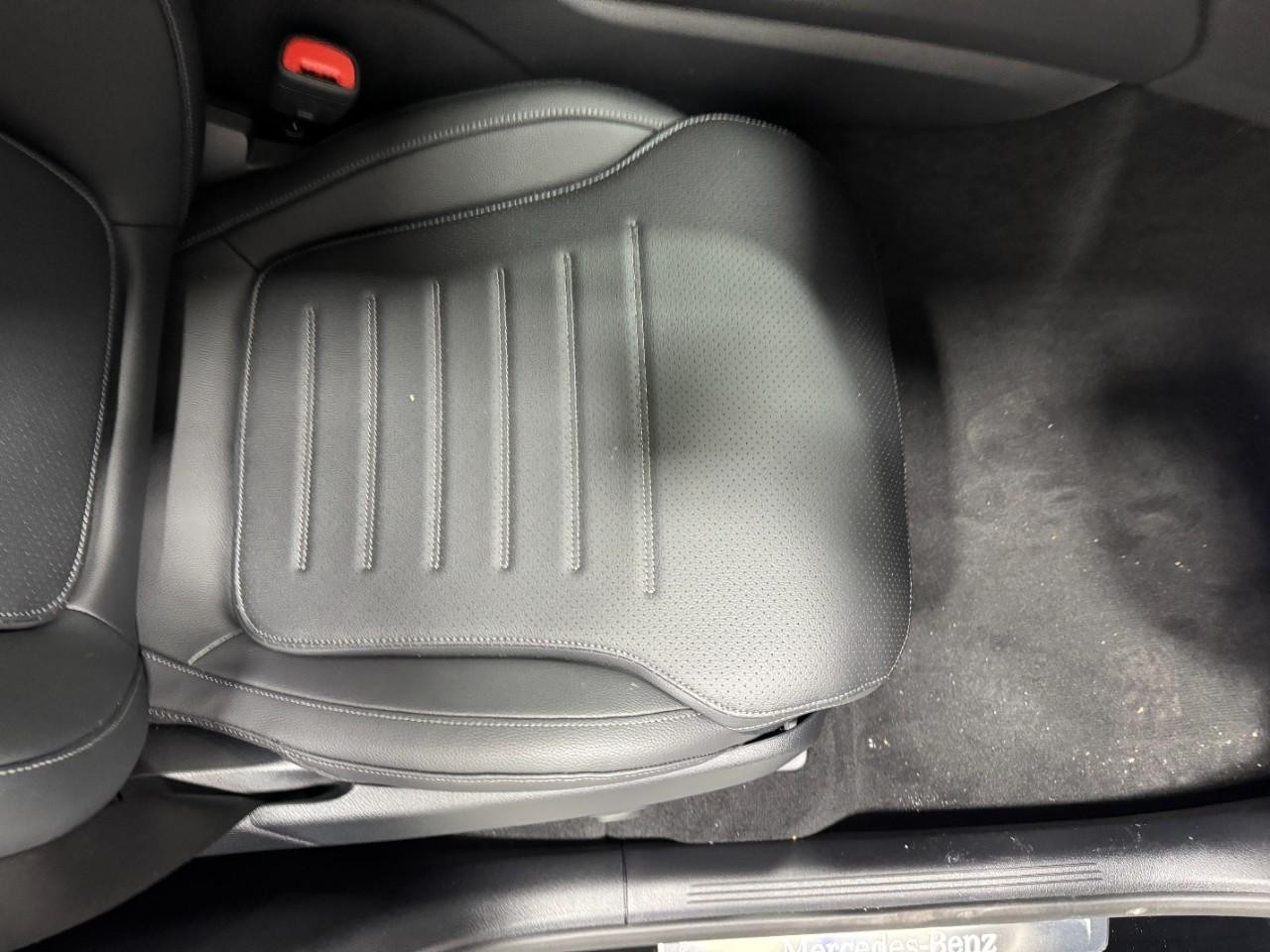 Mercedes-Benz GLC Vehicle Full-screen Gallery Image 17