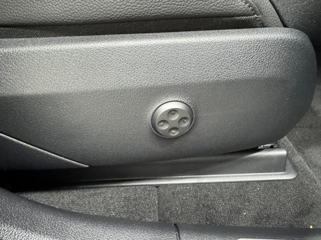 Mercedes-Benz GLC Vehicle Full-screen Gallery Image 18