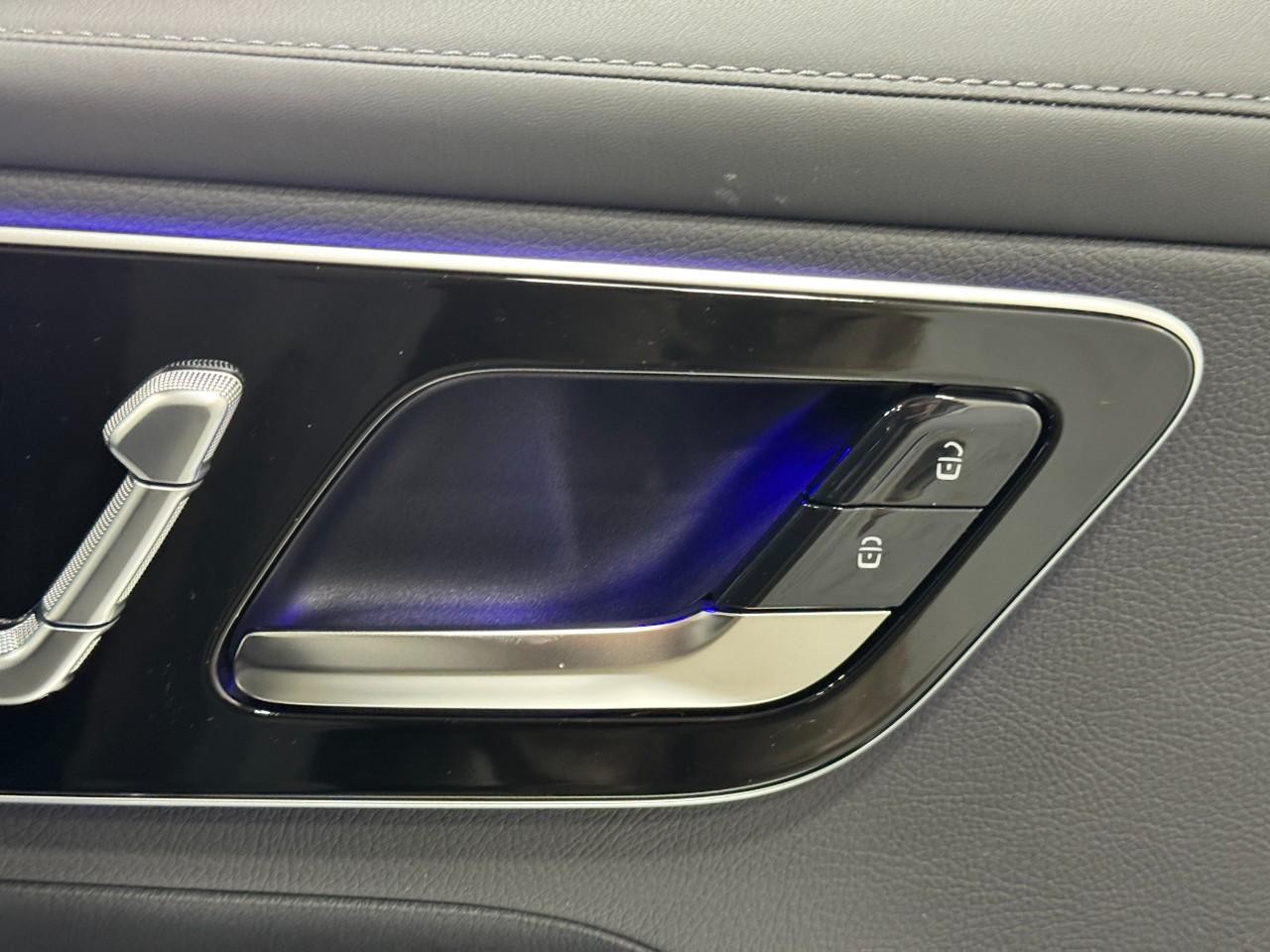 Mercedes-Benz GLC Vehicle Full-screen Gallery Image 20