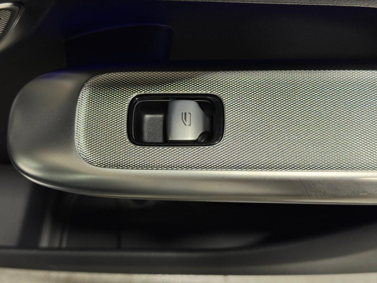 Mercedes-Benz GLC Vehicle Full-screen Gallery Image 21