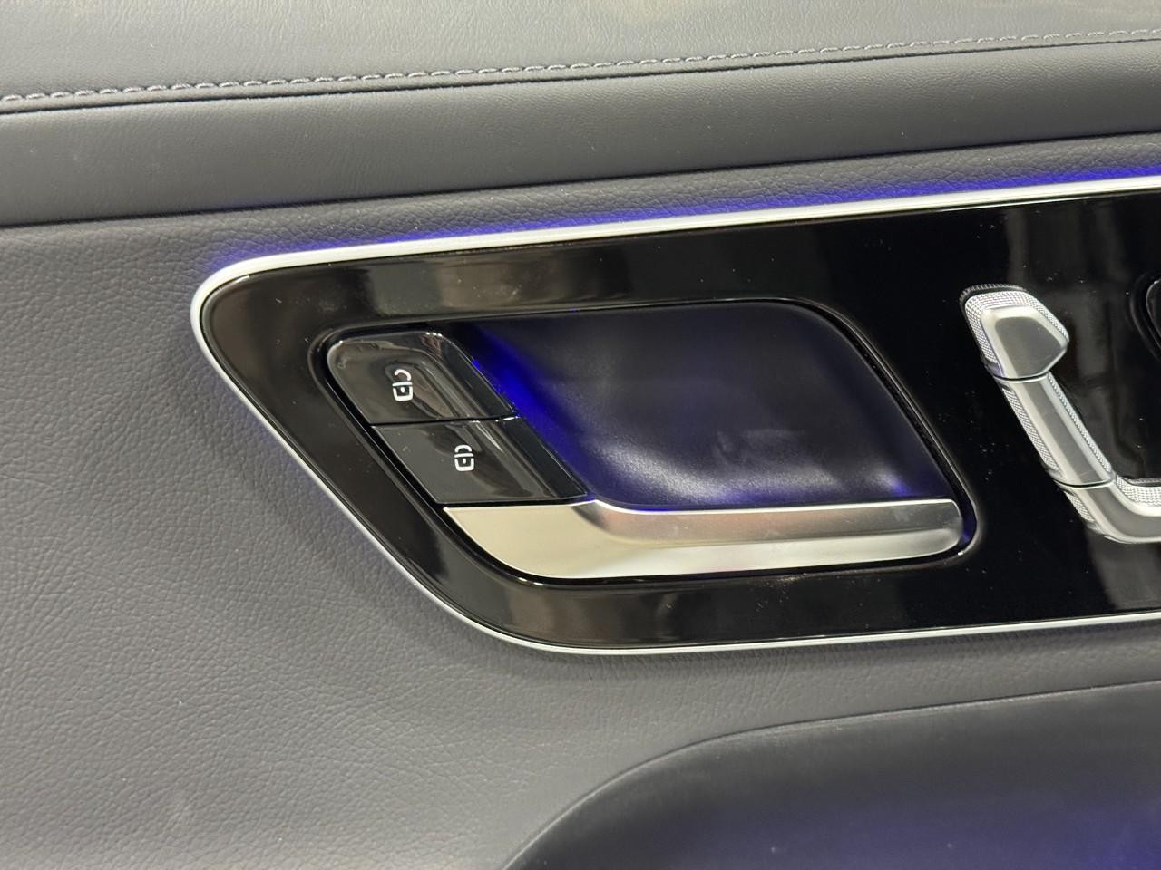 Mercedes-Benz GLC Vehicle Full-screen Gallery Image 23