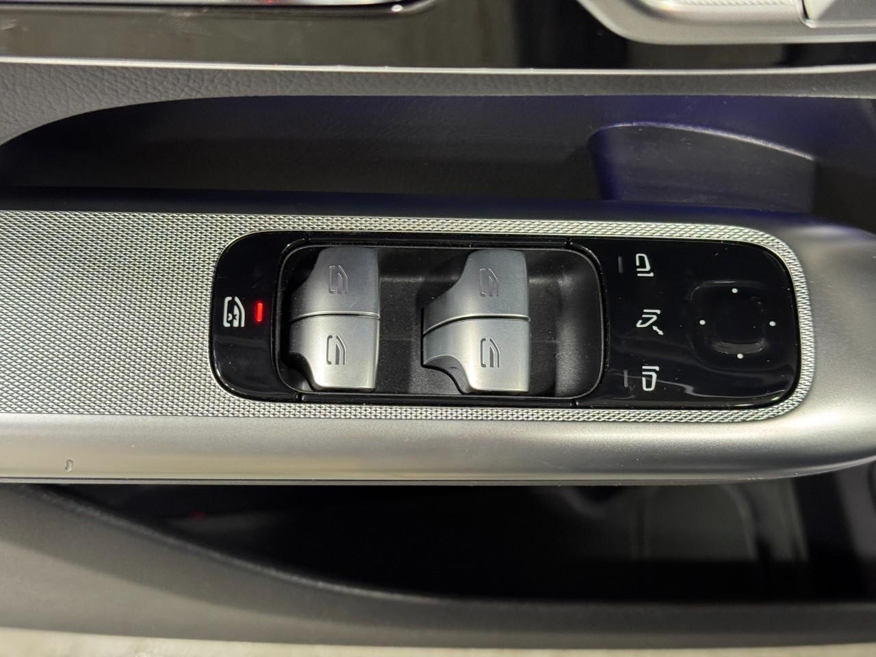 Mercedes-Benz GLC Vehicle Full-screen Gallery Image 24