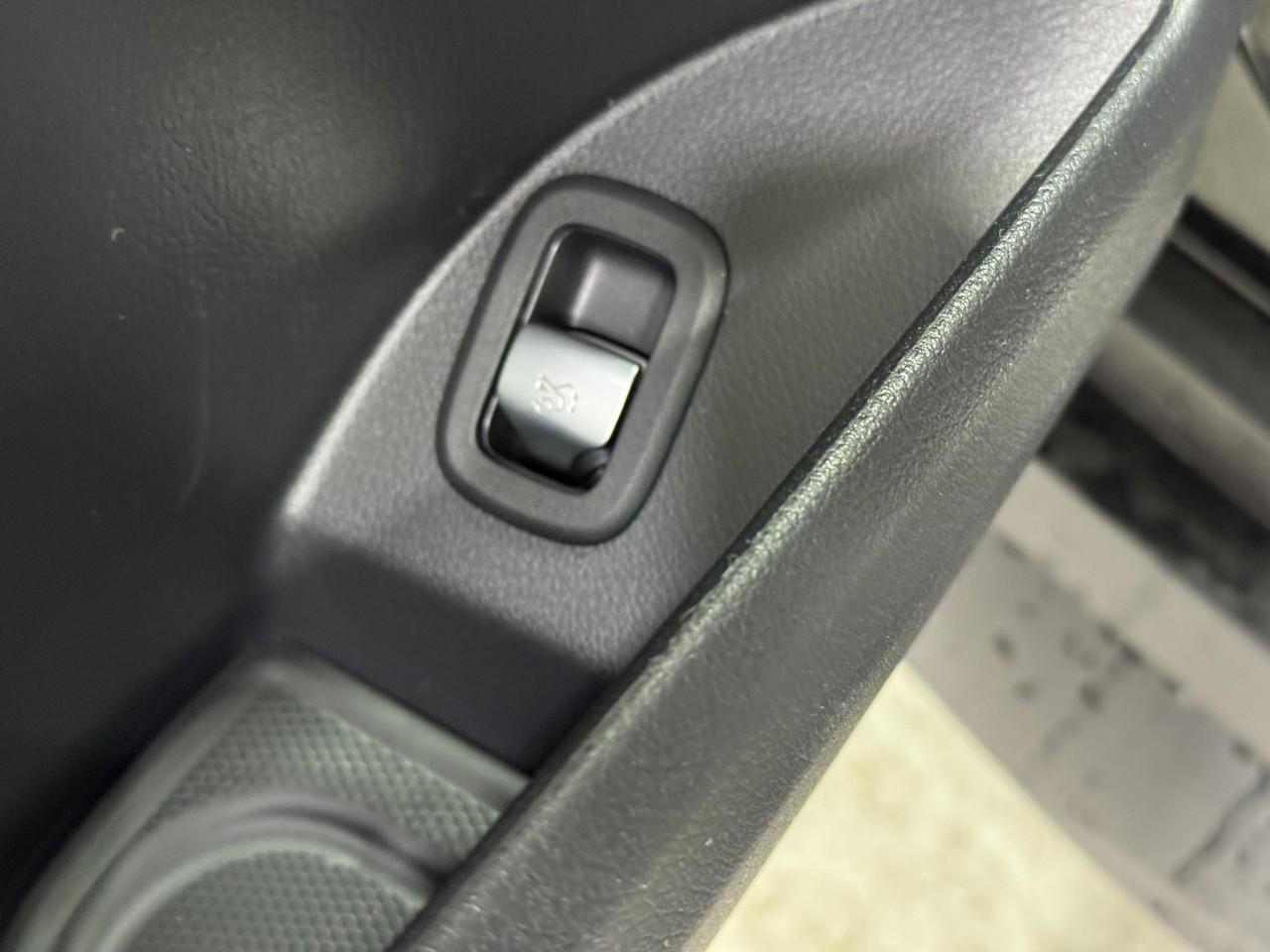 Mercedes-Benz GLC Vehicle Full-screen Gallery Image 26