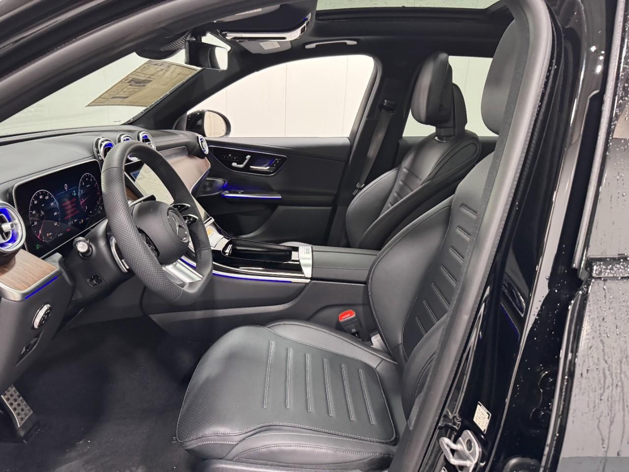 Mercedes-Benz GLC Vehicle Full-screen Gallery Image 27