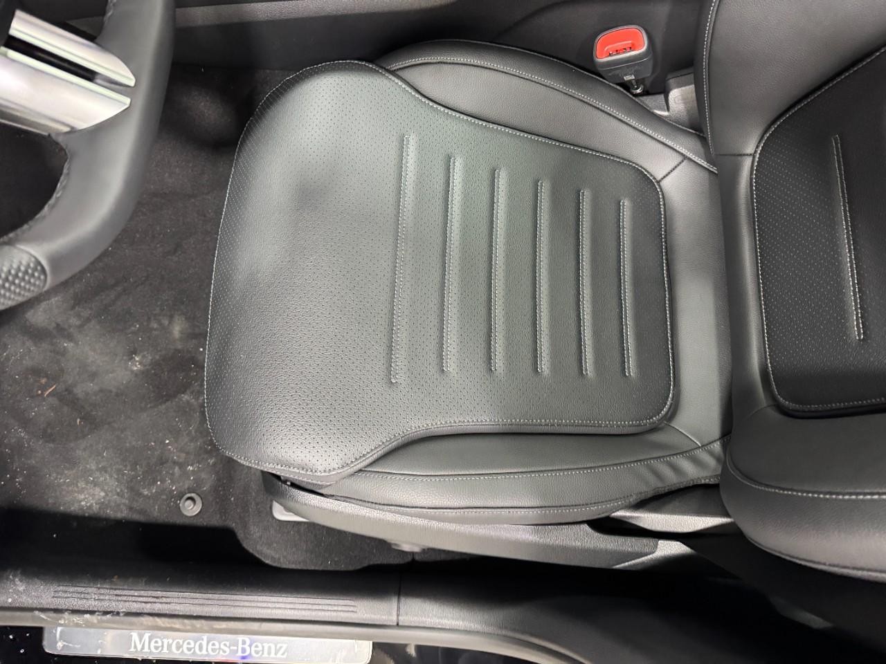 Mercedes-Benz GLC Vehicle Full-screen Gallery Image 28