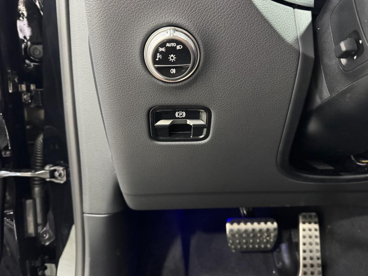 Mercedes-Benz GLC Vehicle Full-screen Gallery Image 30