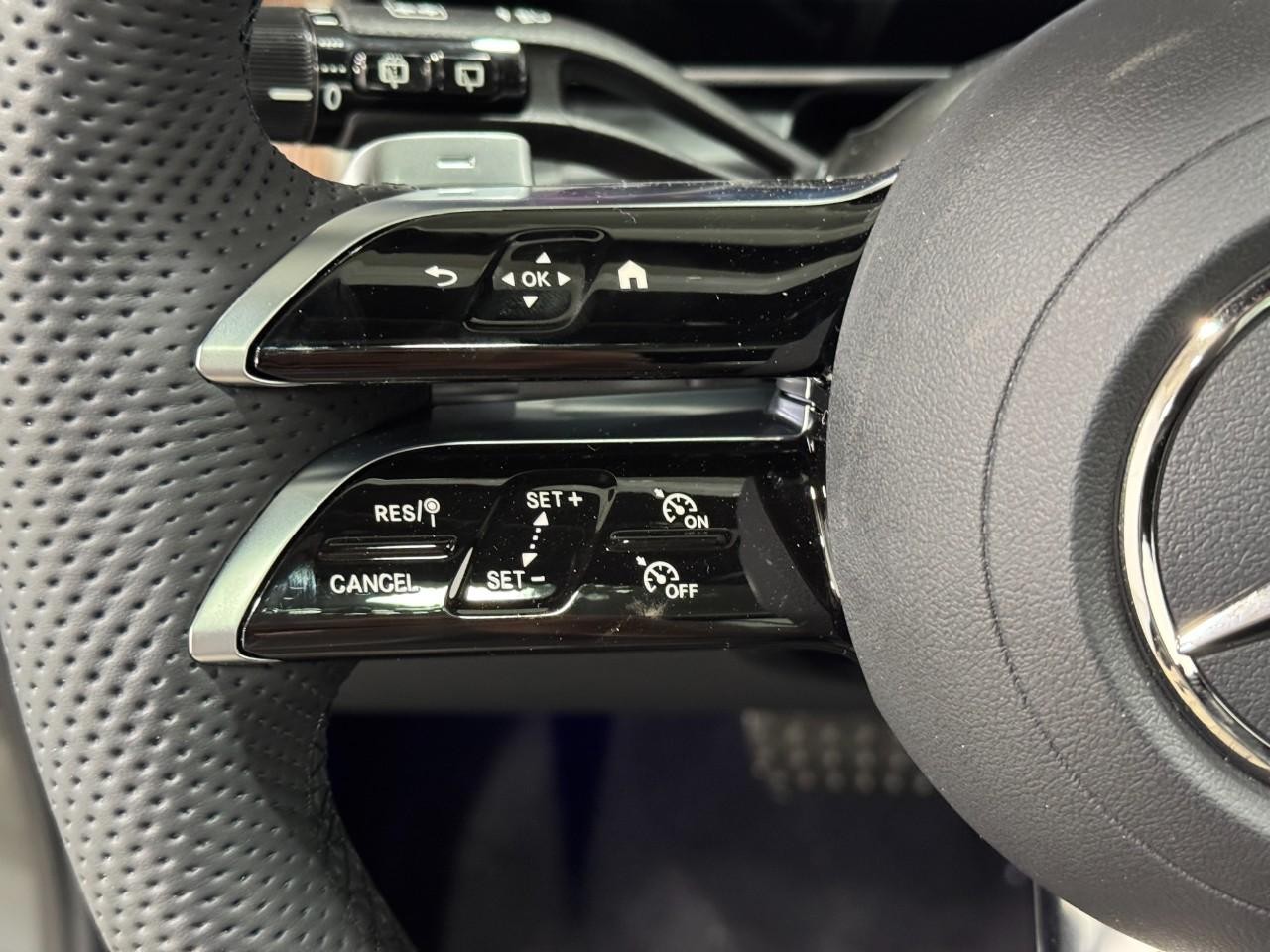 Mercedes-Benz GLC Vehicle Full-screen Gallery Image 31