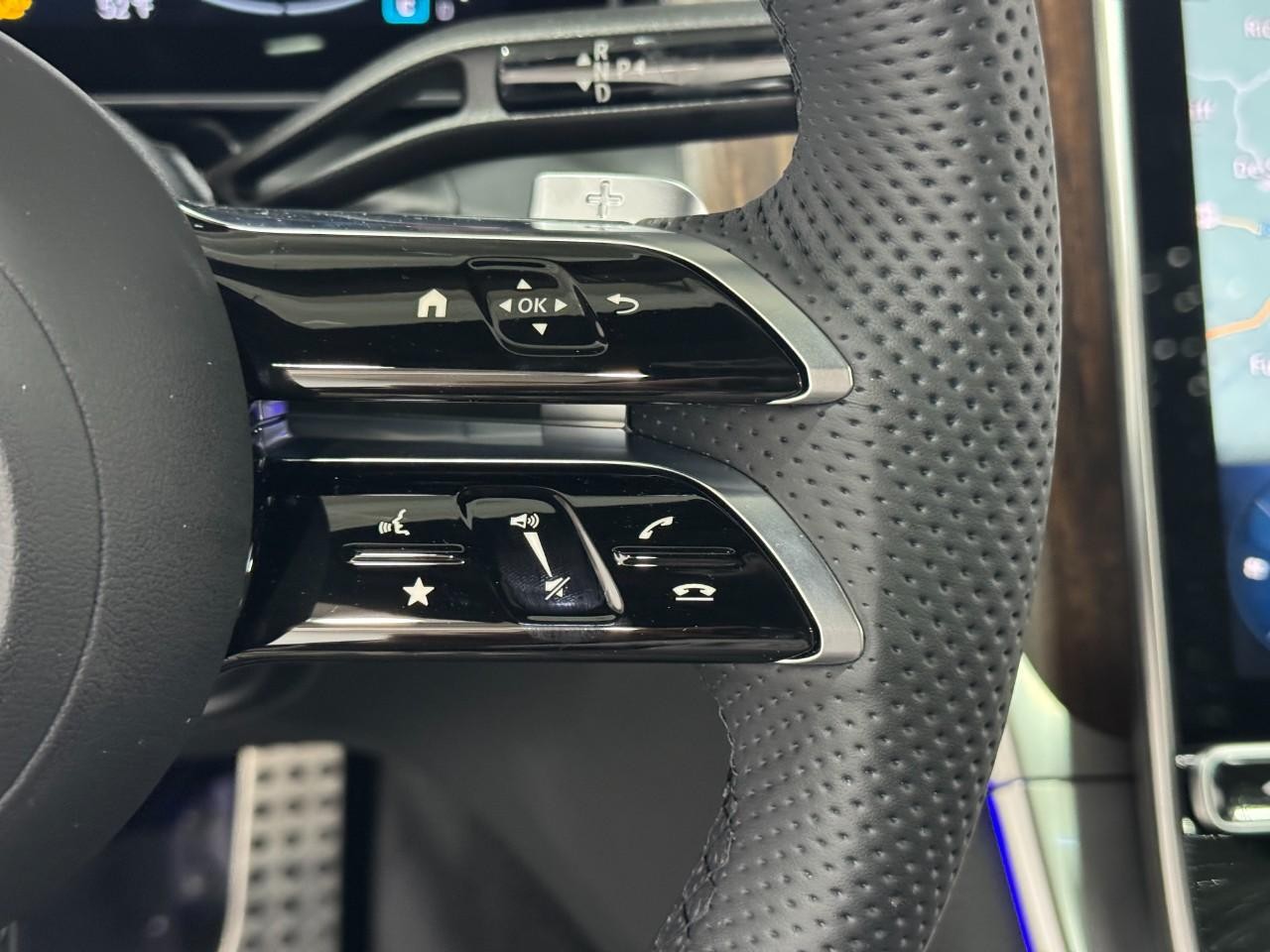 Mercedes-Benz GLC Vehicle Full-screen Gallery Image 32