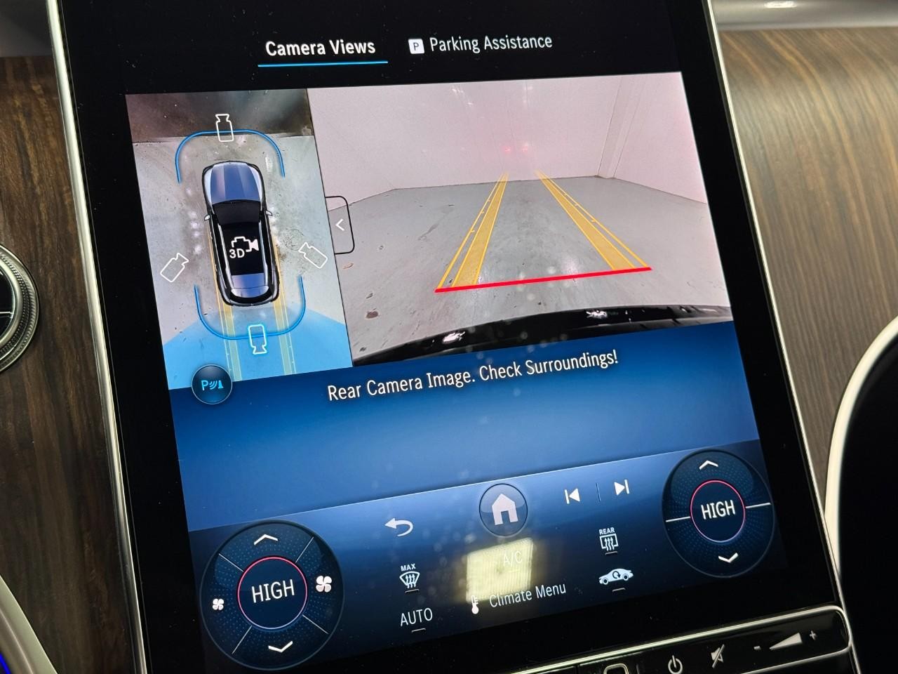 Mercedes-Benz GLC Vehicle Full-screen Gallery Image 35