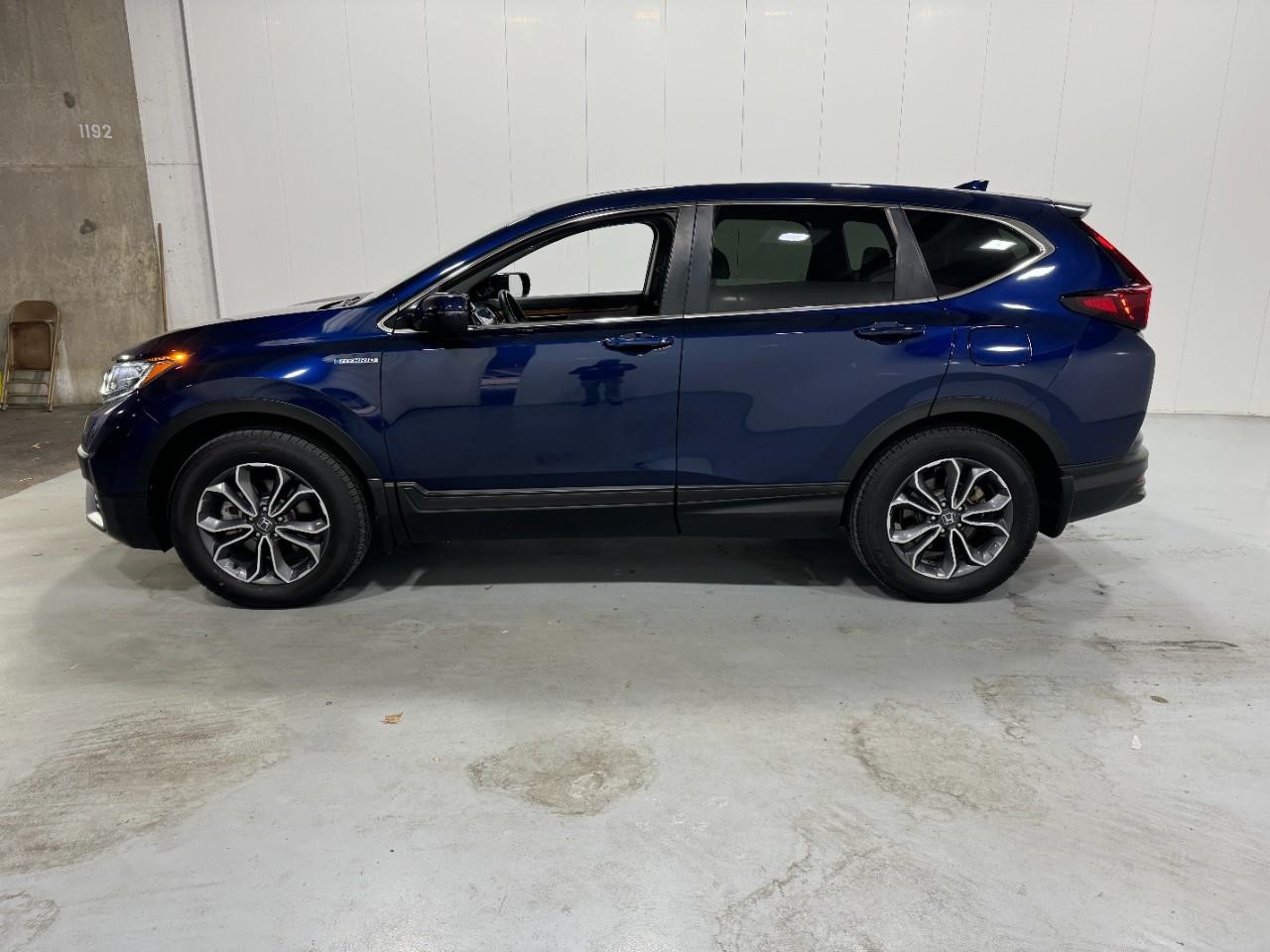 Honda CR-V Hybrid Vehicle Full-screen Gallery Image 02