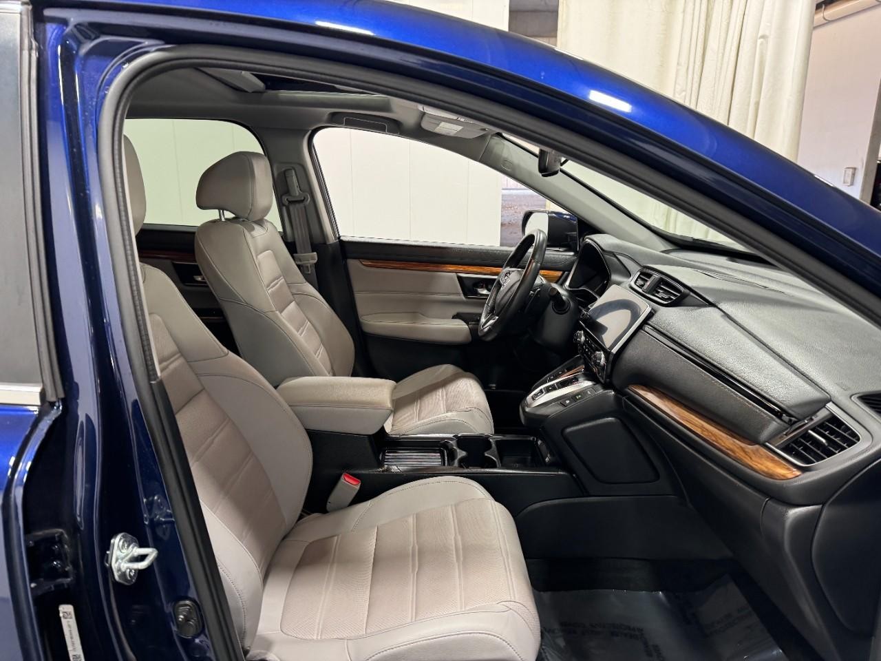 Honda CR-V Hybrid Vehicle Full-screen Gallery Image 18