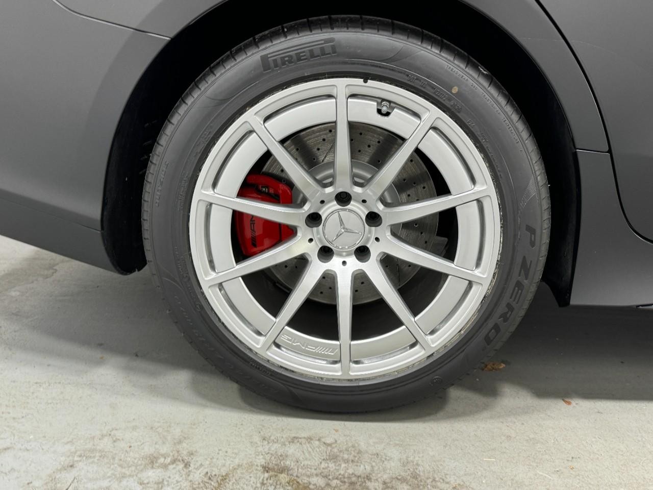 Mercedes-Benz AMG GT Vehicle Full-screen Gallery Image 5