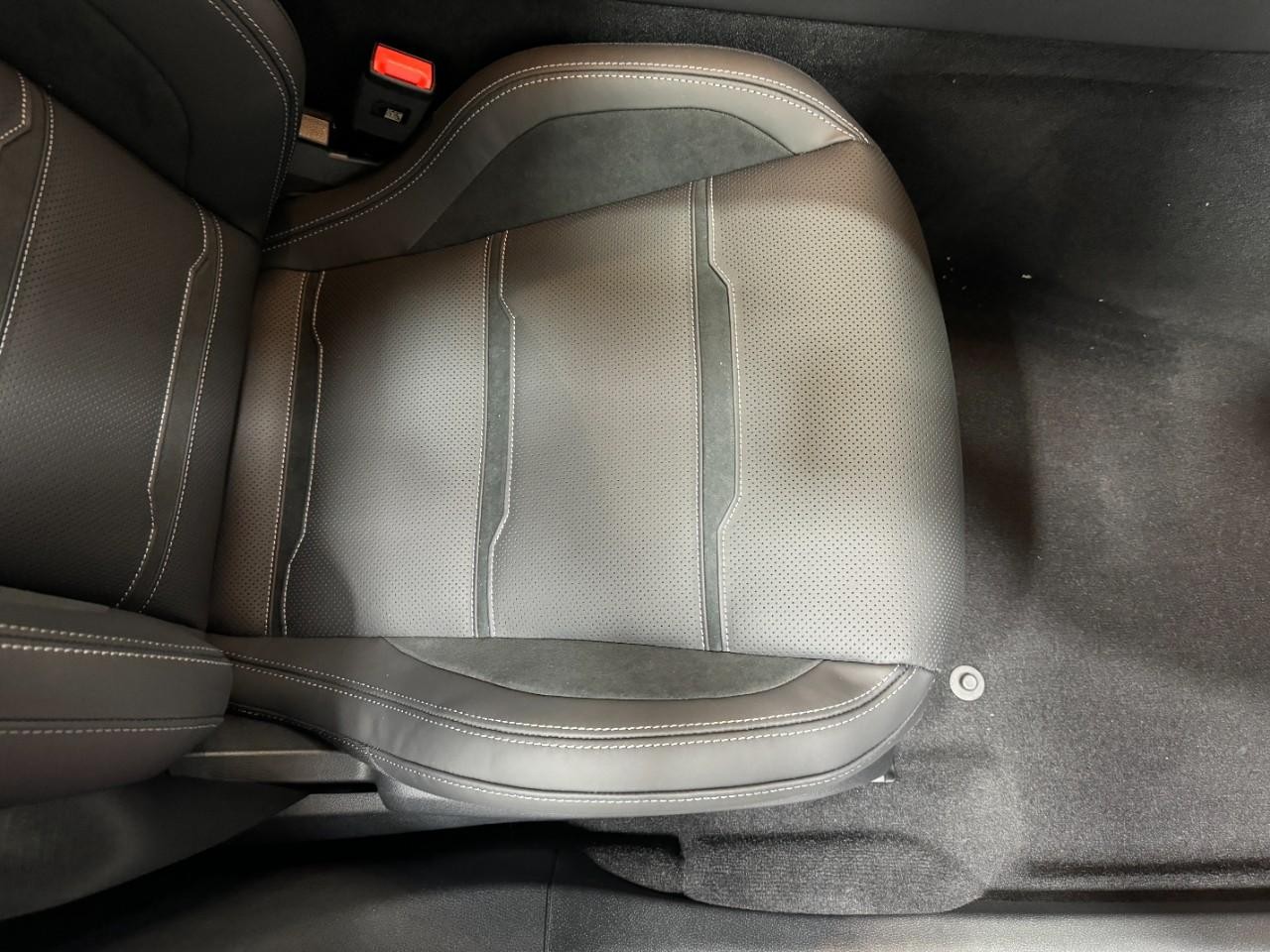 Mercedes-Benz AMG GT Vehicle Full-screen Gallery Image 19