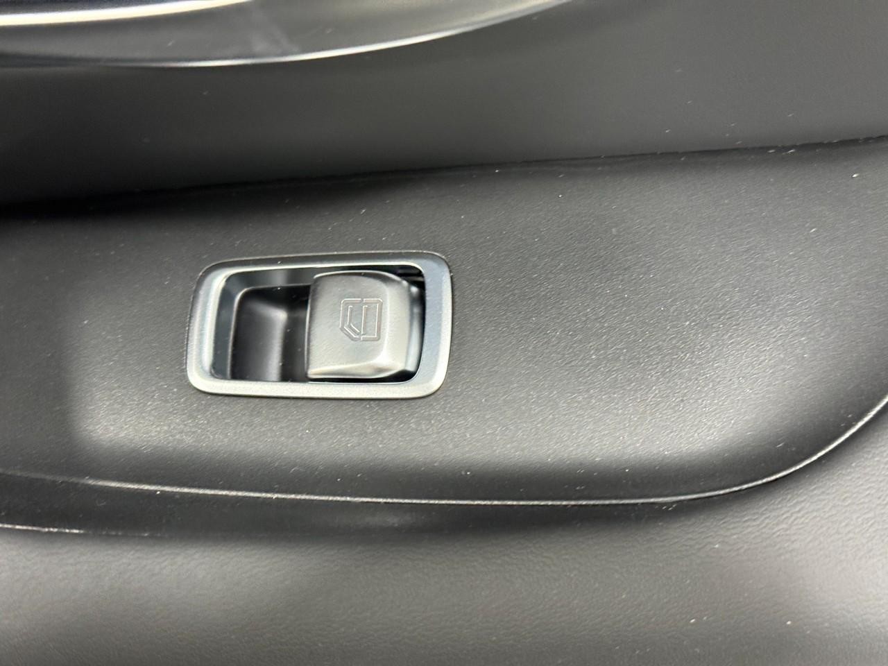 Mercedes-Benz AMG GT Vehicle Full-screen Gallery Image 22