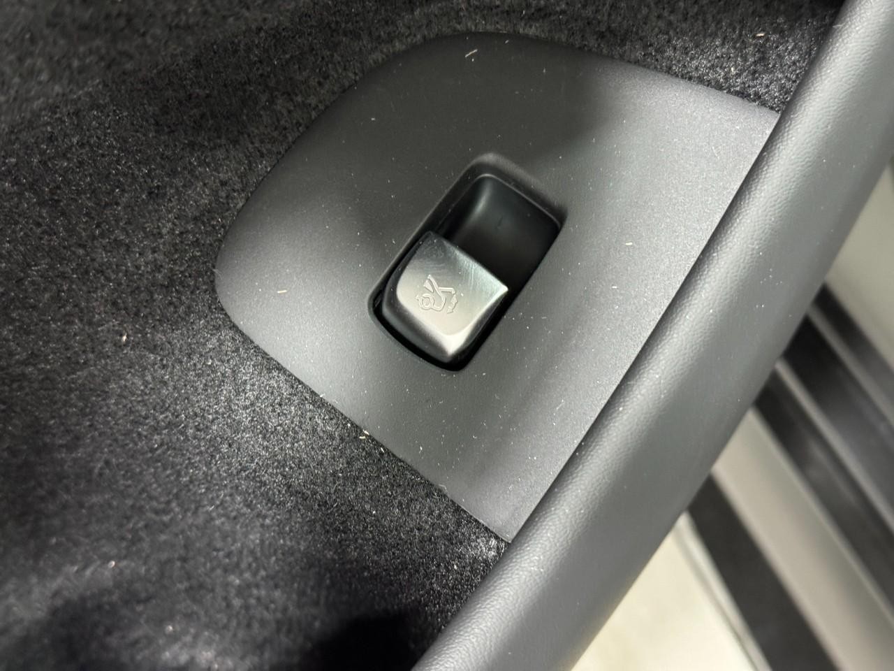 Mercedes-Benz AMG GT Vehicle Full-screen Gallery Image 27