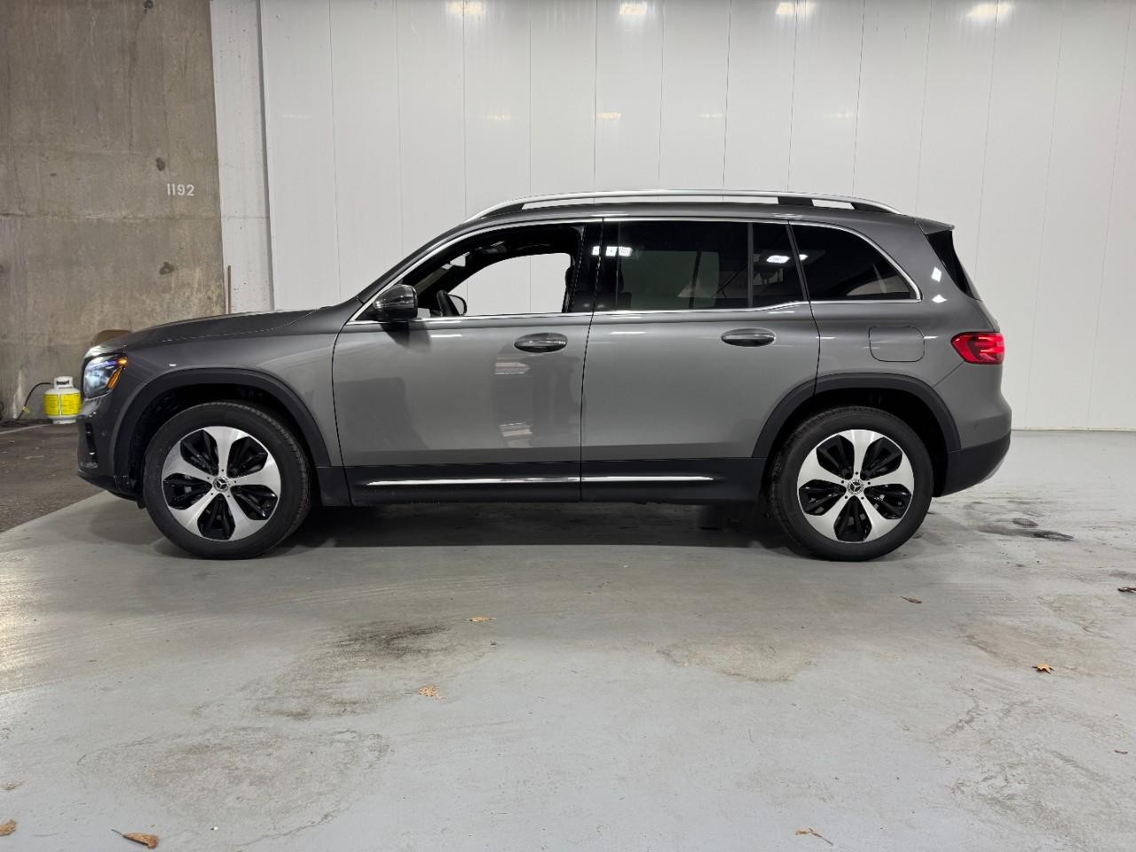 Mercedes-Benz GLB Vehicle Full-screen Gallery Image 2