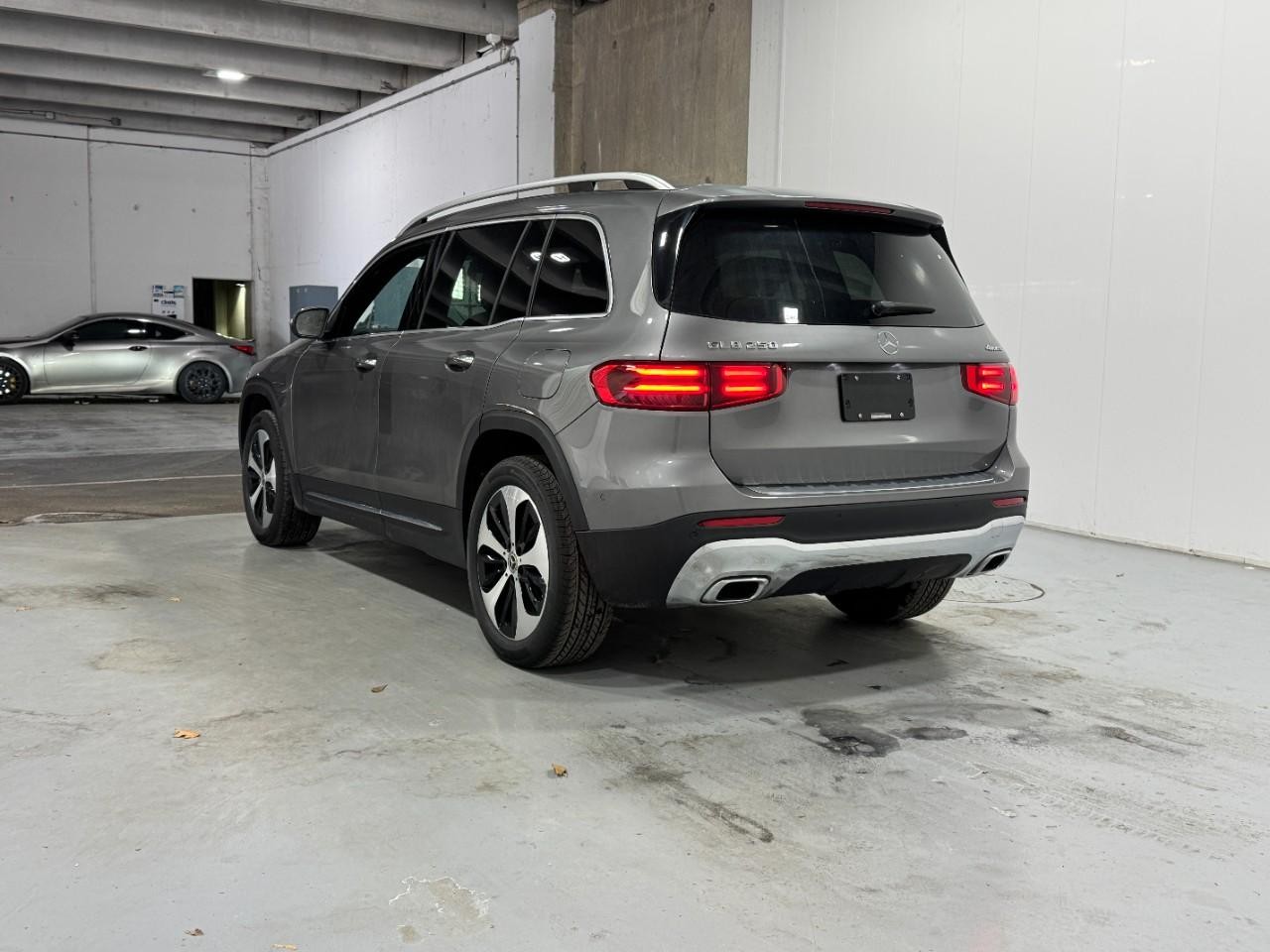 Mercedes-Benz GLB Vehicle Full-screen Gallery Image 3