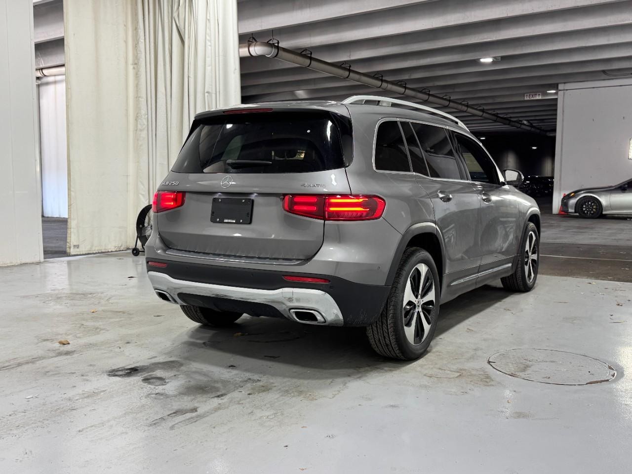 Mercedes-Benz GLB Vehicle Full-screen Gallery Image 4