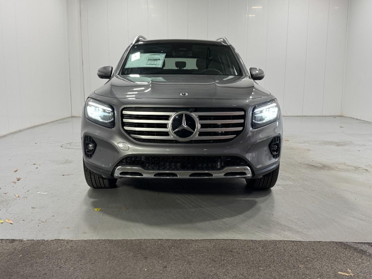 Mercedes-Benz GLB Vehicle Full-screen Gallery Image 7