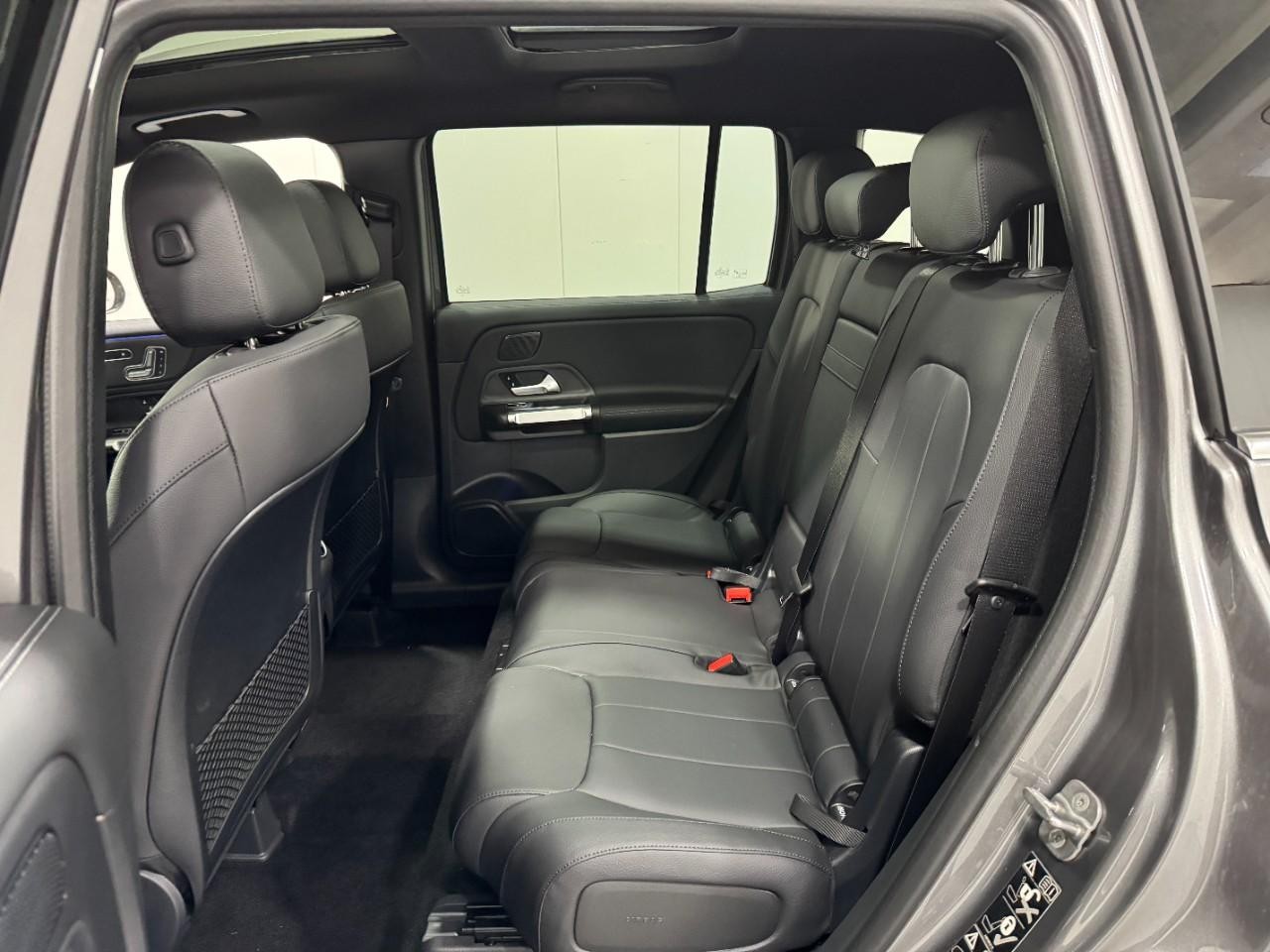 Mercedes-Benz GLB Vehicle Full-screen Gallery Image 8