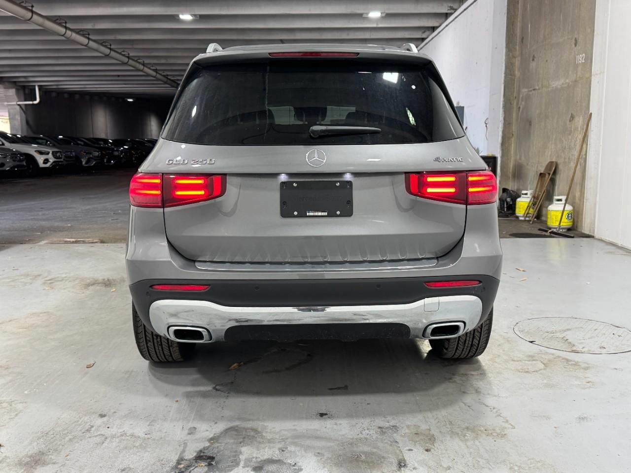 Mercedes-Benz GLB Vehicle Full-screen Gallery Image 9