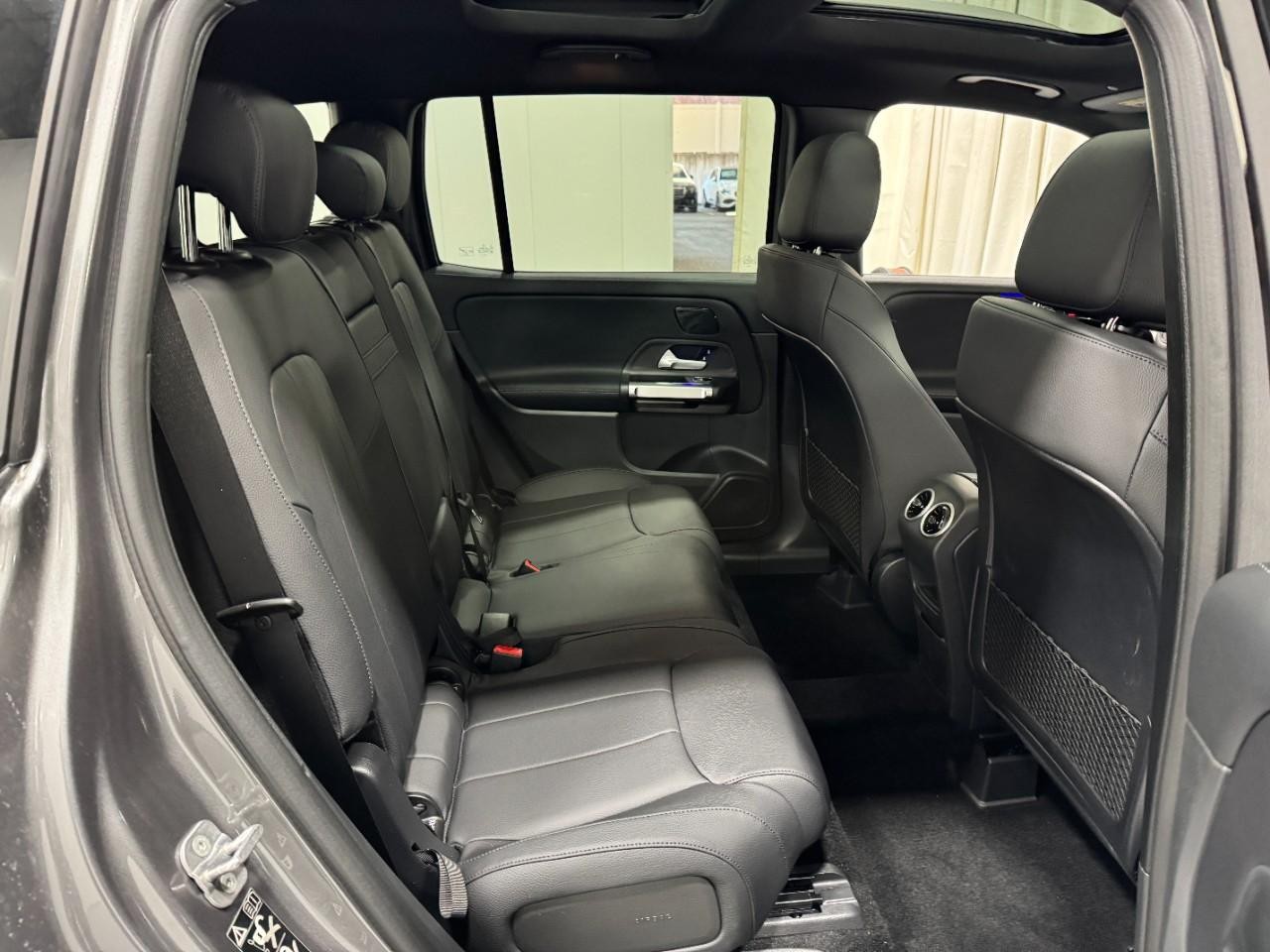 Mercedes-Benz GLB Vehicle Full-screen Gallery Image 10