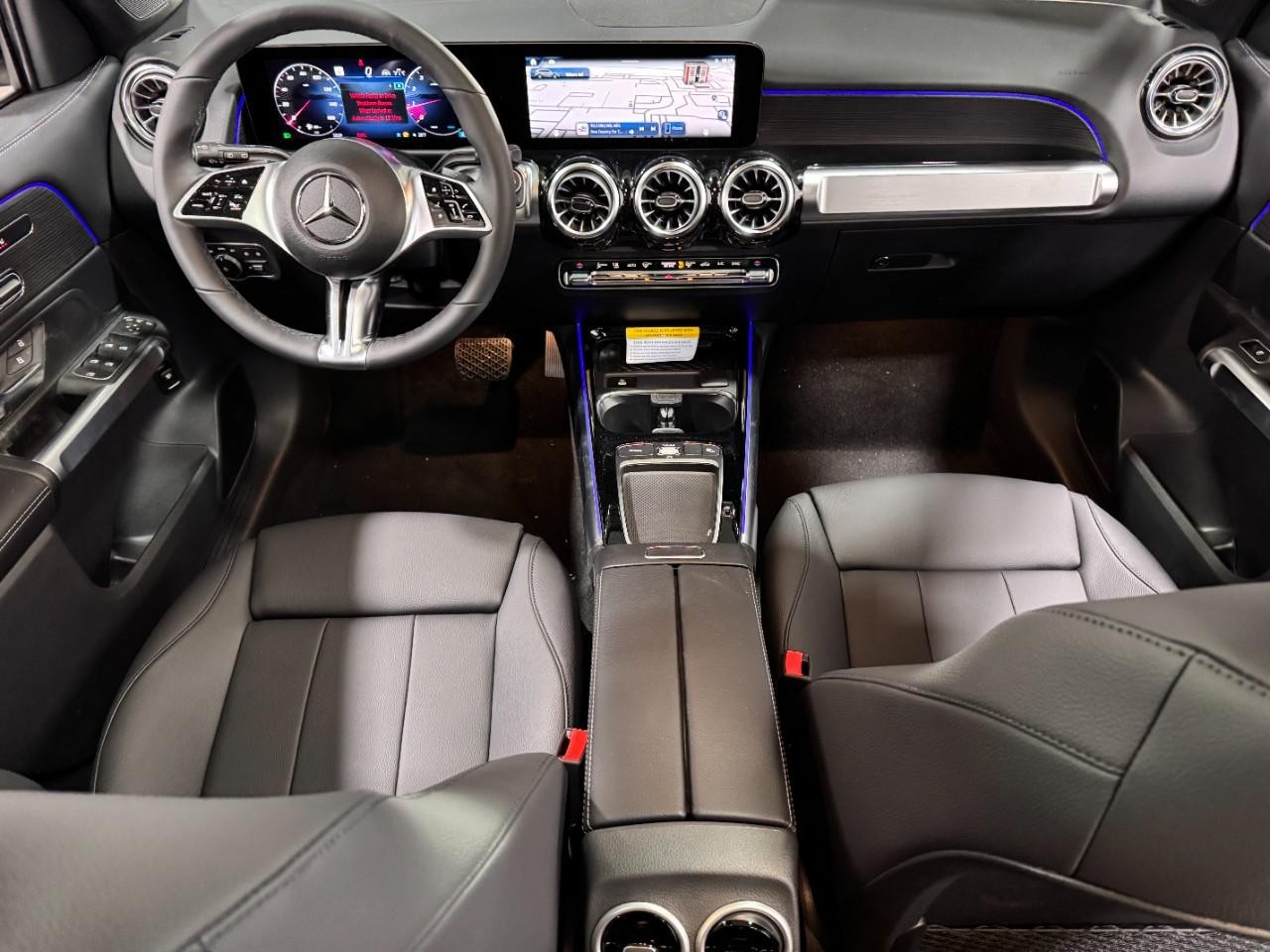 Mercedes-Benz GLB Vehicle Full-screen Gallery Image 12