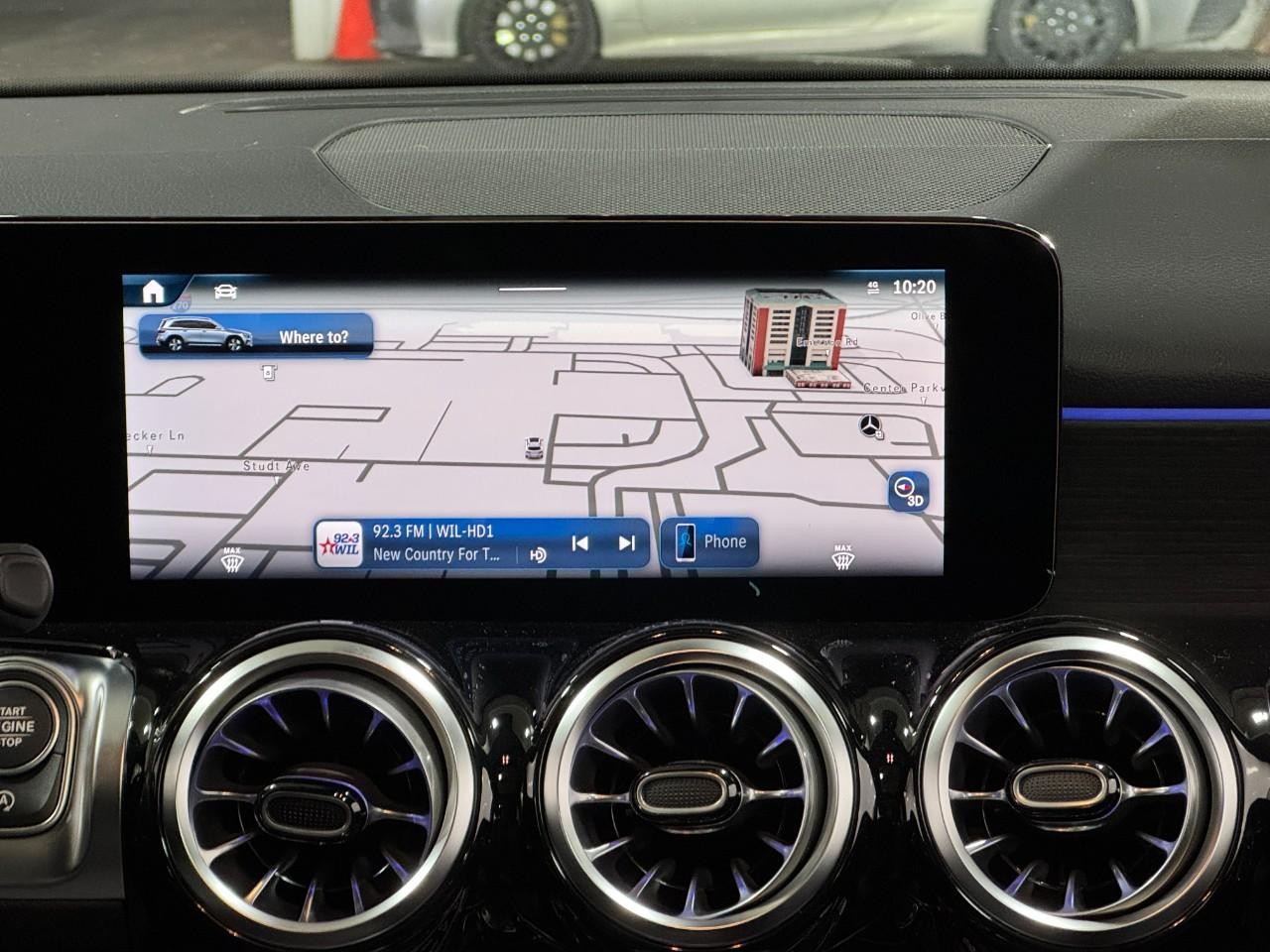 Mercedes-Benz GLB Vehicle Full-screen Gallery Image 14