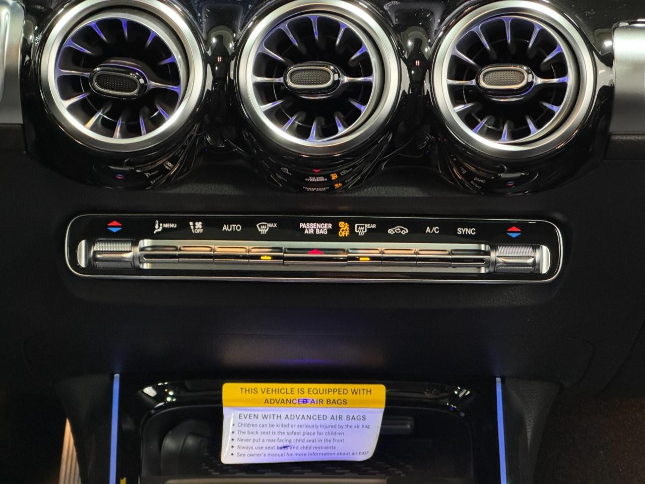 Mercedes-Benz GLB Vehicle Full-screen Gallery Image 15