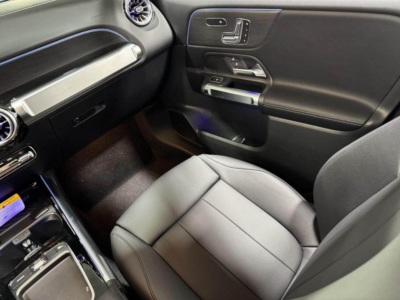 Mercedes-Benz GLB Vehicle Full-screen Gallery Image 16