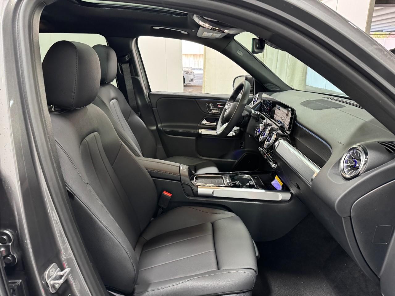 Mercedes-Benz GLB Vehicle Full-screen Gallery Image 17