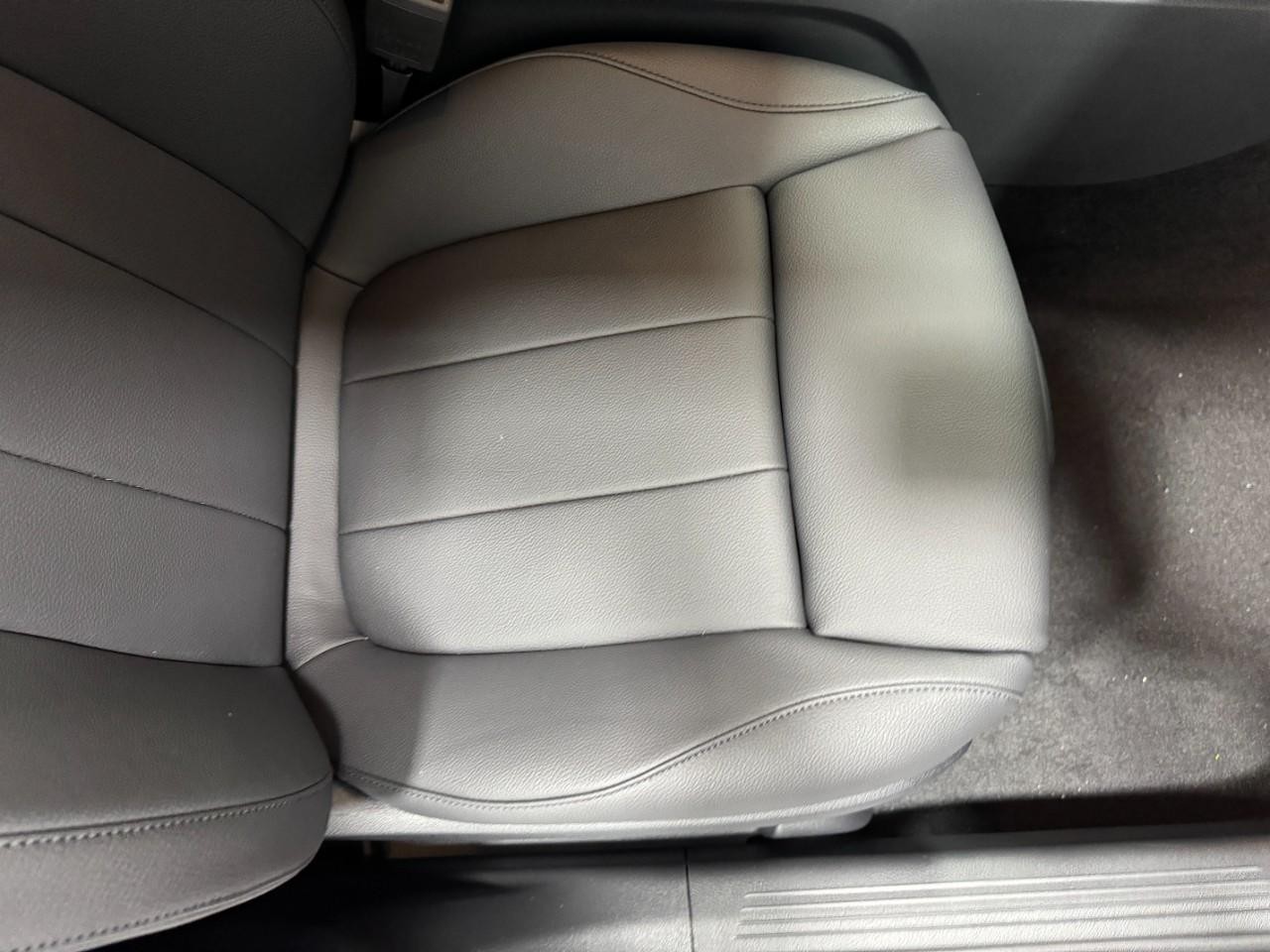 Mercedes-Benz GLB Vehicle Full-screen Gallery Image 18