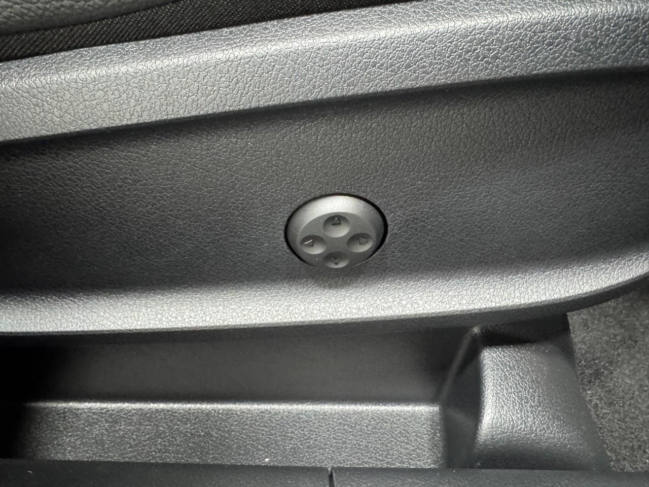 Mercedes-Benz GLB Vehicle Full-screen Gallery Image 19