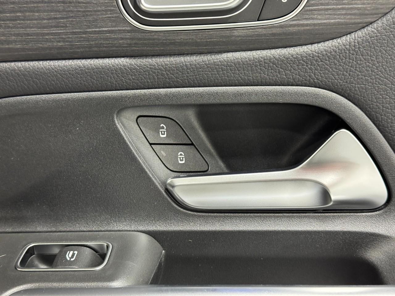 Mercedes-Benz GLB Vehicle Full-screen Gallery Image 21