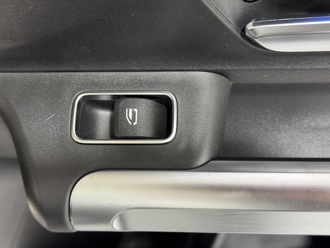 Mercedes-Benz GLB Vehicle Full-screen Gallery Image 22