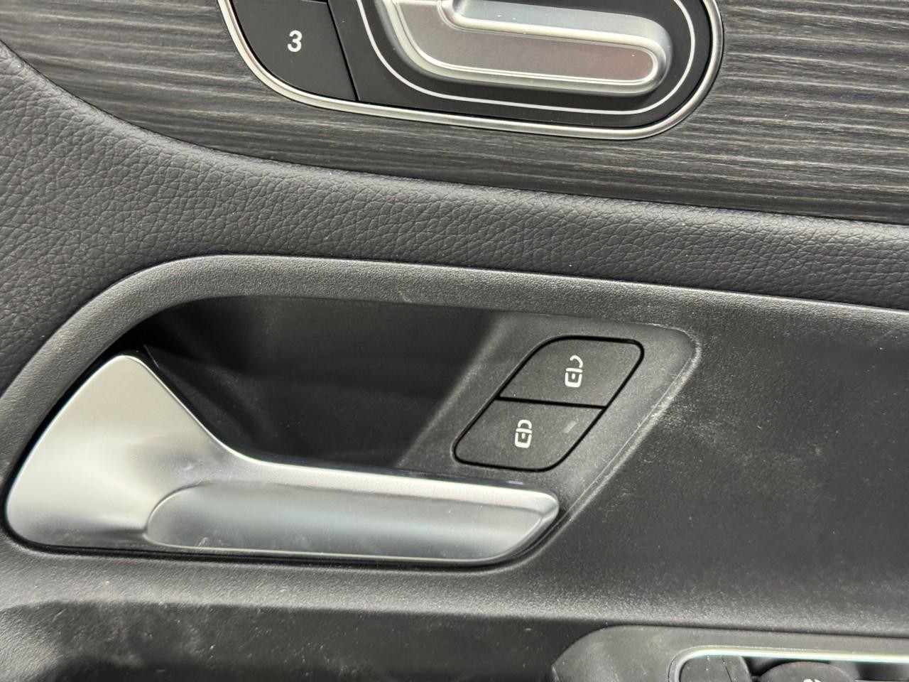 Mercedes-Benz GLB Vehicle Full-screen Gallery Image 24