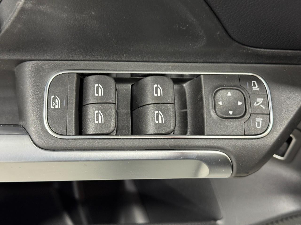 Mercedes-Benz GLB Vehicle Full-screen Gallery Image 25