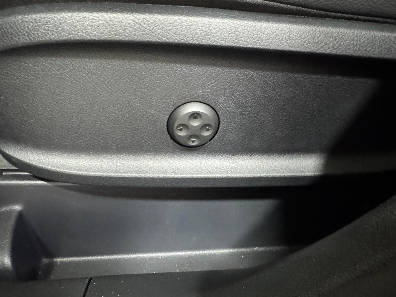 Mercedes-Benz GLB Vehicle Full-screen Gallery Image 29