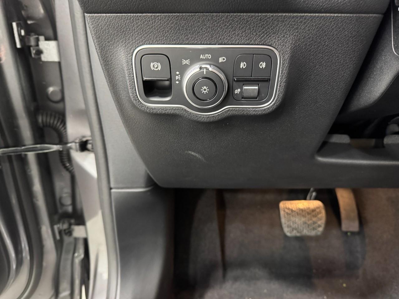 Mercedes-Benz GLB Vehicle Full-screen Gallery Image 30